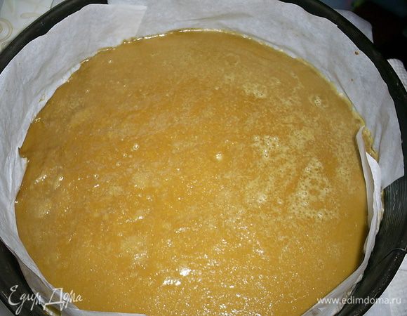 Выпекаем крем-брюлле в разогретой до 120 градусов духовке 60-70 минут. Готовое крем-брюлле остудите и поставьте в морозилку минимум на час. Его надо заморозить перед сборкой торта.