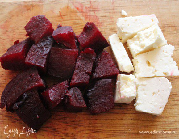 Веррин "Розовый".
Свеклу запечь или сварить. Почистить и нарезать кусками. Брынзу нарезать.