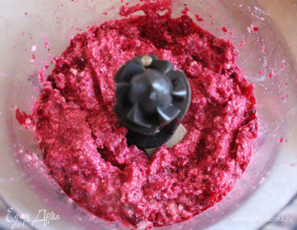 Измельчить при помощи блендера. Если смесь будет суховатая - добавить немного сметаны или натурального йогурта.