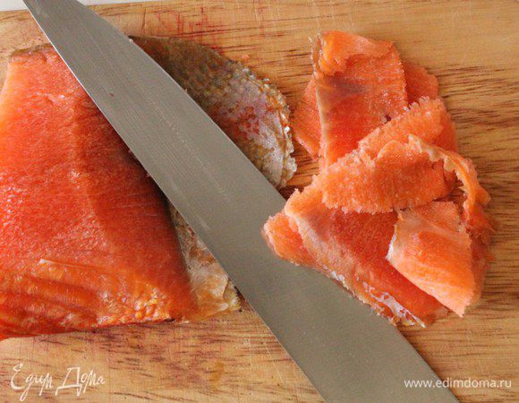 Рыбу нарезать тонкими пластиками. Это будет легче сделать, если рыба слегка подморожена.