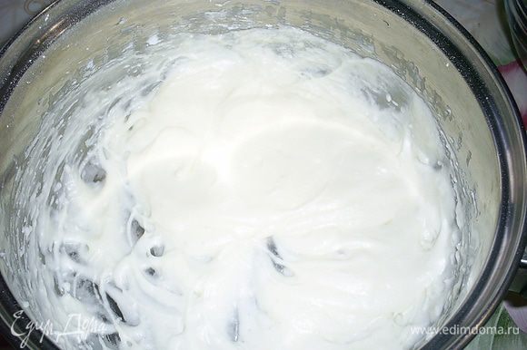 Масло с сахарной пудрой взбить до кремообразного состояния, постепенно ввести белки и еще раз взбить до однородности.