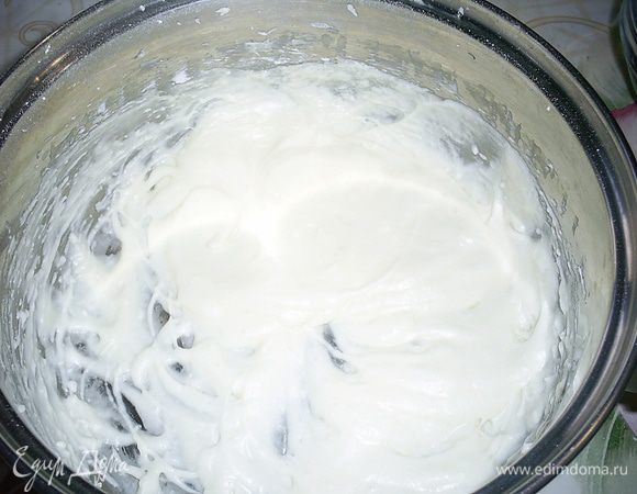 Масло с сахарной пудрой взбить до кремообразного состояния, постепенно ввести белки и еще раз взбить до однородности.