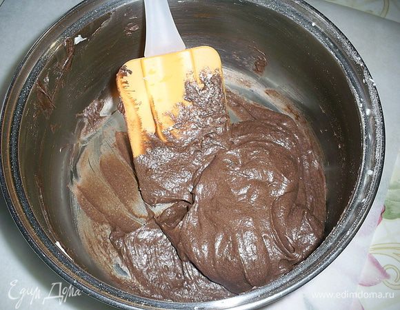 Теперь просеять сверху муку с какао и аккуратно перемешать лопаткой до однородности.