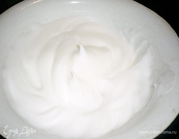 Сначала взбиваем белки до жестких устойчивых пиков, добавляем сахар и еще раз взбиваем до жестких пиков.