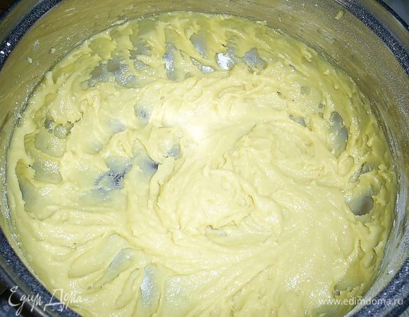 Теперь взбиваем миндальную муку с сахарной пудрой и половиной яиц. Взбиваем 5 минут.