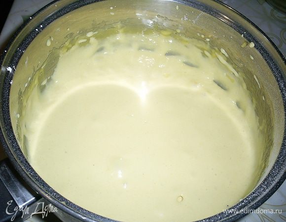 Добавляем растительное масло и еще раз взбиваем. Затем добавляем оставшиеся яйца и взбиваем до тех пор, пока масса не прекратит светлеть и увеличиваться в объеме (примерно 10 минут).