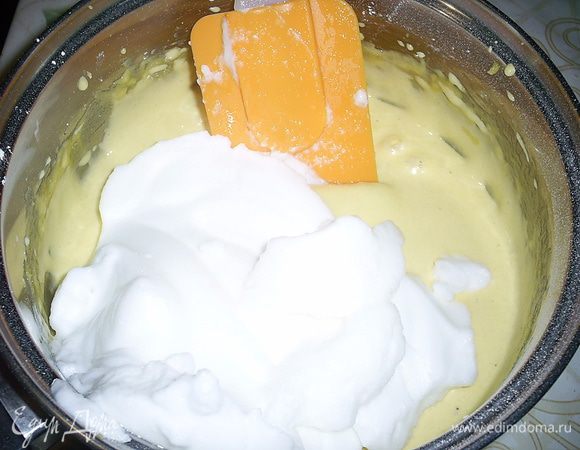 Добавляем к яичной массе взбитые белки, аккуратно перемешиваем лопаткой движениями сверху вниз от краев к центру.