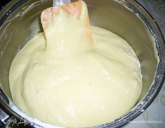 Просеиваем на тесто муку и снова аккуратно перемешиваем. Получаем очень воздушное тесто.