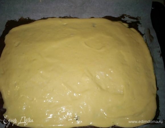 Распределяем тесто по сигаретному бисквиту и отправляем выпекаться в разогретую до 230 градусов духовку.