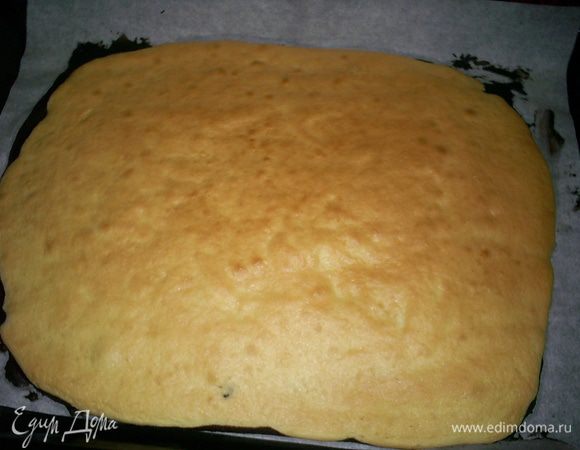 Выпекаем бисквит 7-8 минут до насыщенного золотистого цвета.