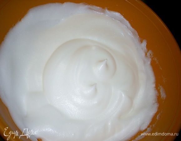 Займемся шоколадным бисквитом. Шоколад растопить любым удобным для вас способом. Взбить белки до жестких устойчивых пиков,  постепенно добавляем сахар (50г) и еще раз взбиваем до жестких пиков.