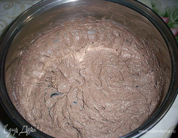 Масло взбить с сахаром (оставшиеся 35г) и какао до кремообразного состояния.