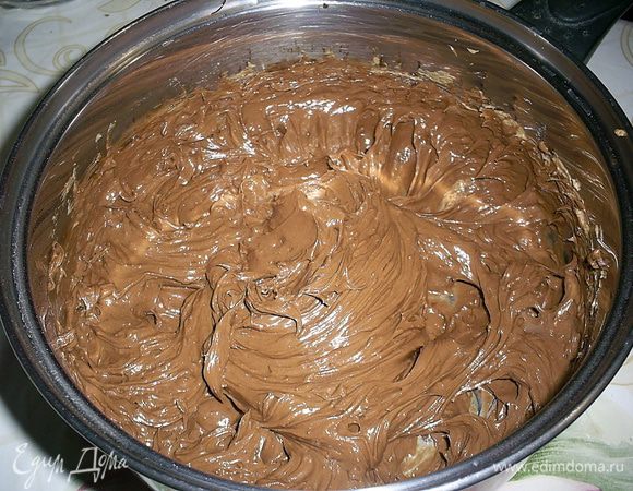 Затем добавляем желтки, взбиваем. Затем яйца - снова взбить. в последнюю очередь добавляем остывший растопленный шоколад и снова взбиваем. К этому времени сахар полностью раствориться и у нас получиться очень вкусный и воздушный шоколадный крем.