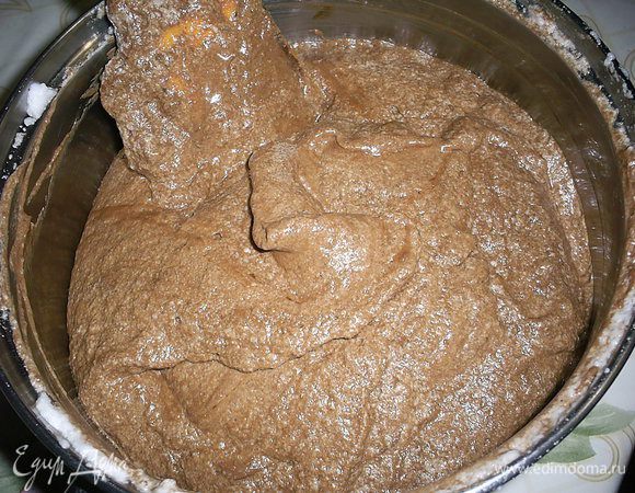 Взбитые белки аккуратно соединяем с шоколадной смесью при помощи лопатки.