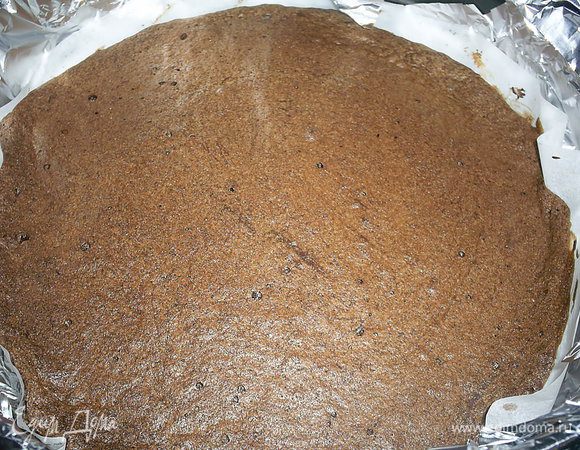 Выпекаем бисквиты в разогретой до 170 градусов 15-20 минут. Поверхность должна быть нелипкой на ощупь и слегка пружинить. Аккуратно при переноске - бисквиты очень хрупкие.