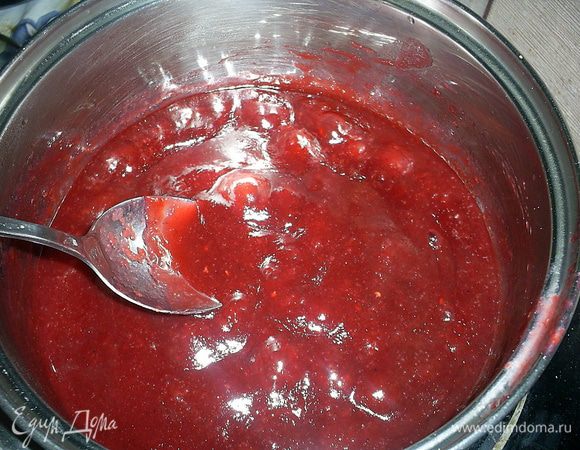 Смешиваем в небольшом ковшике пюре, сахар и пектин. На среднем огне доводим до кипения и кипятим 3 минуты
