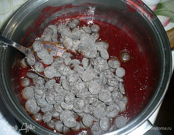 Сразу же добавляем поломанный на кусочки шоколад и перемешиваем, пока он полностью не расплавиться.