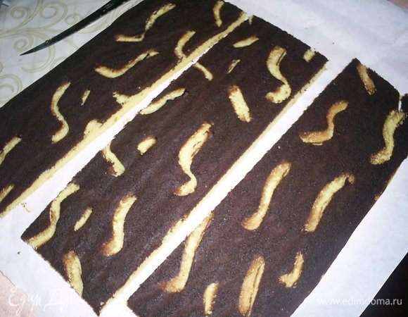 Собирать торт будем в разъемной форме диаметром 25см. Из сигаретного бисквита вырезаем бортики для нашего торта. Их высоту делаем сантиметров 6-7. Если будет лишнее тесто, потом обрежете.