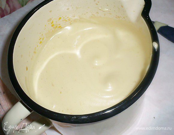 Желтки смешать с сахаром и настоем малинового чая, нагреваем на водяной бане до 83 градусов, периодически помешивая. Затем снимаем с бани и сразу же взбиваем. Смесь увеличиться в объеме в несколько раз и сильно посветлеет.