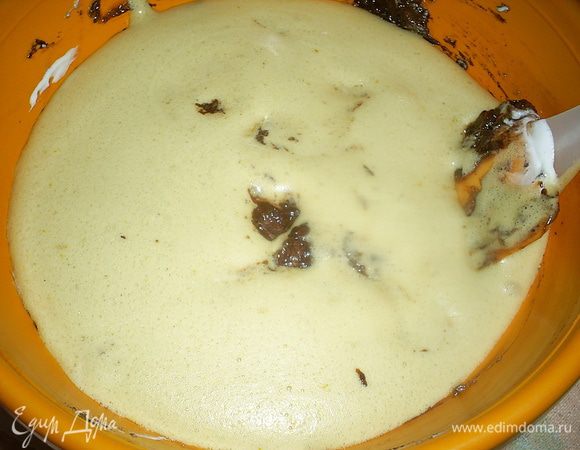 Затем вводим желтковую массу. Перемешиваем лопаткой.