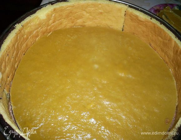 В подготовленную форму выливаем половину мусса и кладем сверху замороженное крем-брюлле.