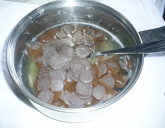 Даем немного остыть и добавляем набухший желатин. Затем добавляем поломанный на кусочки шоколад (можно заменить шоколадной глазурью) и перемешиваем до однородности. 