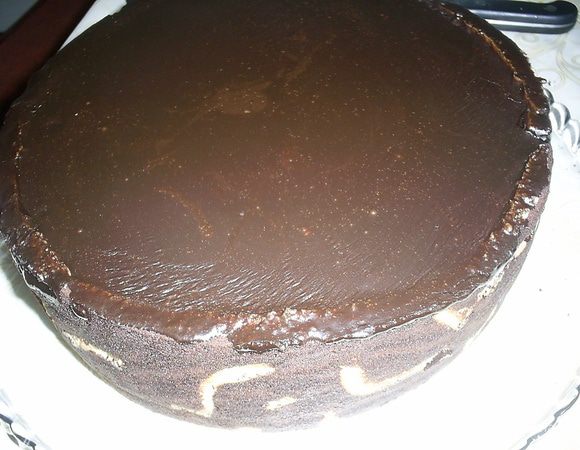  Заливаем торт глазурью комнатной температуры и отправляем в холодильник на ночь. Если будут лишние бортики из теста, их надо обрезать острым ножом.