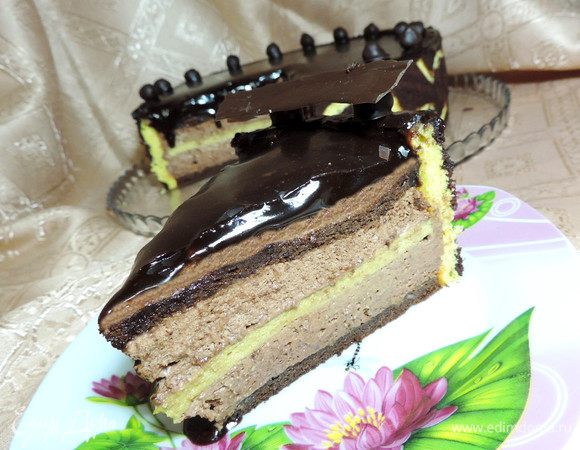  А вот и разрез!!! Красота и вкуснота просто необыкновенная!!! Хочу заметить, что глазурь полностью не твердеет, а остается мягкой. Мы не дали нашему торту простоять ночь в холодильнике и глазурь все время норовила потечь. На следующий день она осталась мягкой, но попыток к бегству больше не предпринимала. Приятного аппетита!!!