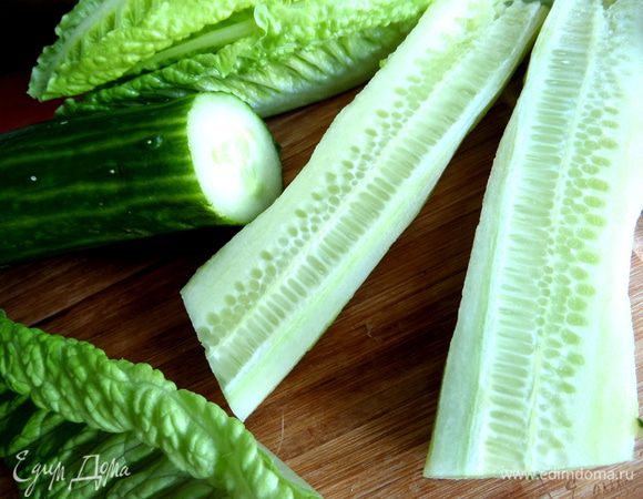 Огурец можно очистить от кожицы, но можно и так использовать.