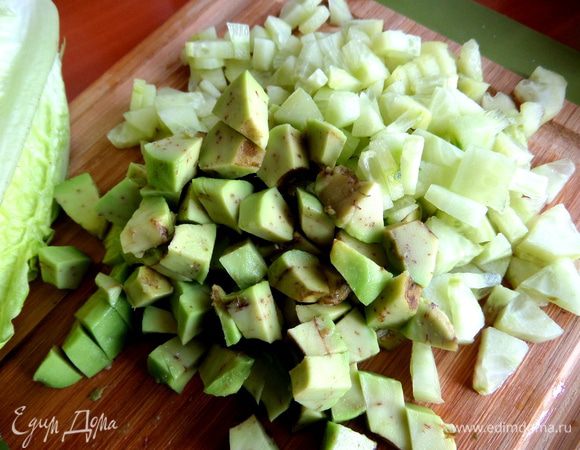 Нарезать такими же кусочками, как и огурец.