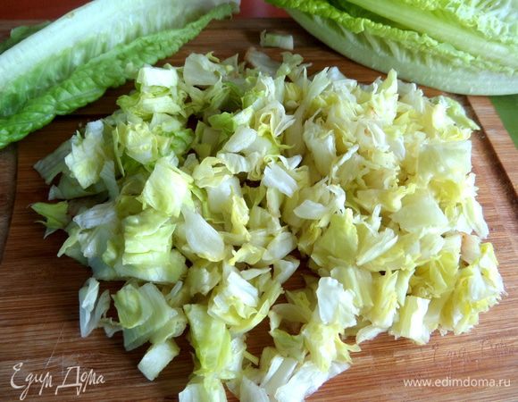 Листья салата промыть, просушить и нарезать мелко.