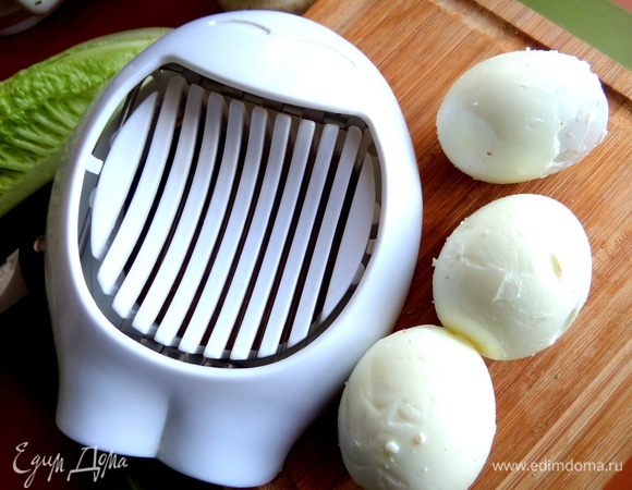 Яйца отварить заранее, остудить, очистить.