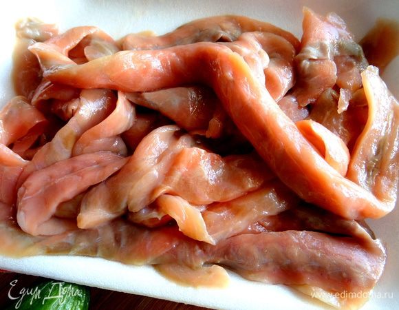 Рыбку нарезать на кусочки.