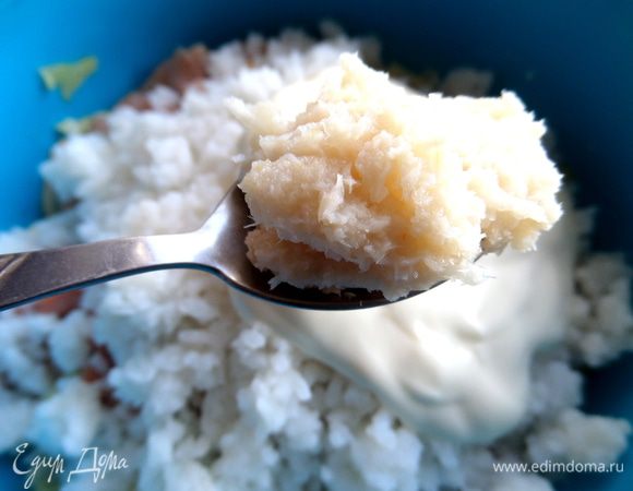 Хрен мне очень нравится добавлять даже в простейший салат "огурцы+помидоры" и приучила свою семью к этой чудесной полезной добавке!