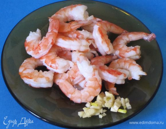 Креветки отварить до готовности. Чеснок мелко измельчить.