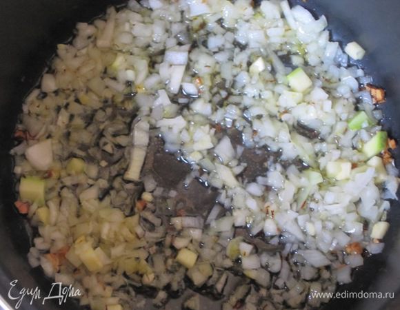Добавить нарезанный лук, обжарить до золотистого цвета.