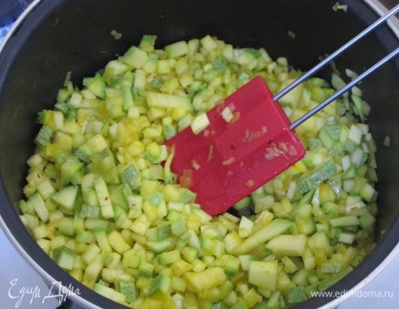 Добавить нарезанный кабачок.