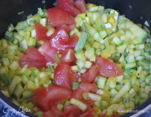 Затем нарезанный помидор.