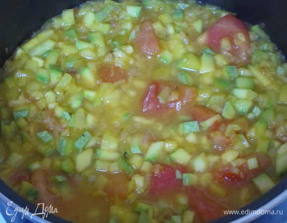 Через 2 минуты перемешать овощи, влить овощной бульон или воду.