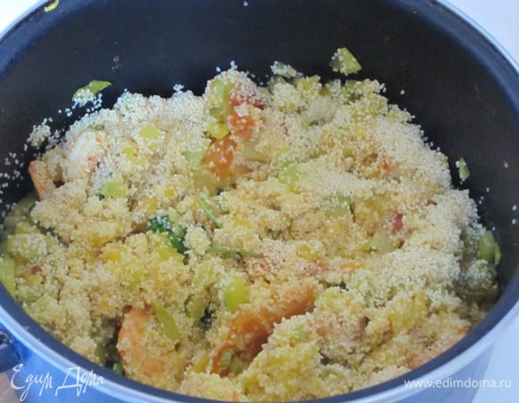 Затем выключить огонь, добавить кускус, перемешать. Накрыть крышкой и оставить на 5-7 минут.