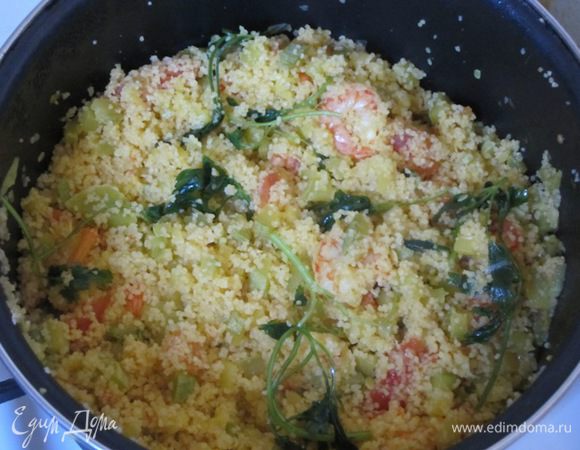 Готовый кускус перемешать, посолить по вкусу.