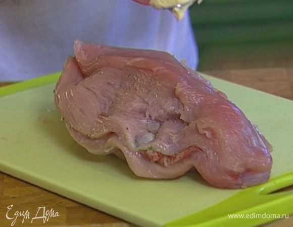 Поместить в карман фарш и скрепить края зубочистками.