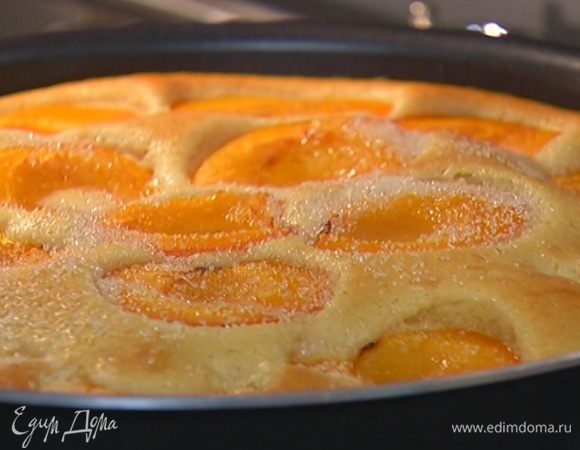 Через 25 минут приоткрыть духовку, посыпать пирог оставшимся сахаром и выпекать еще 10–15 минут.