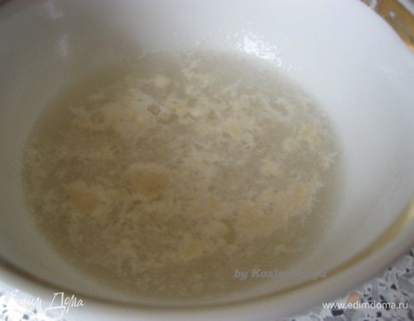 Дрожжи растворить в теплой воде, оставить на 10-15 минут.