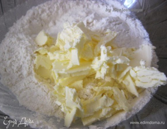 В миску просеять 1 стакан муки, добавить соль, сахар, перемешать. Добавить сливочное масло, нарезанное на небольшие кубики. Тщательно месить, пока тесто не станет похожим на крошки.