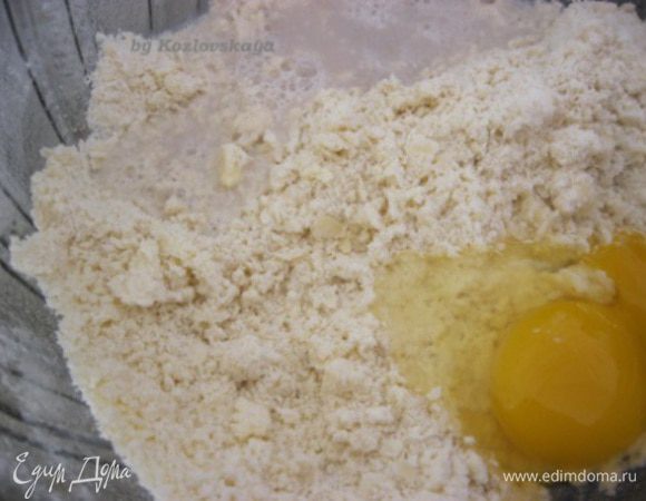 Добавить яйцо, разведенные в воде дрожжи, молоко. 