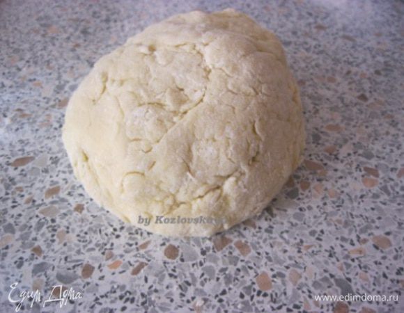 Вымесить тесто (я всегда сыплю сначала 1 стакан, остальные полстакана, я подсыпаю постепенно, смотря по консистенции теста). Свернуть в пленку или положить в п/пакет, отправить в холодильник на 12 часов.