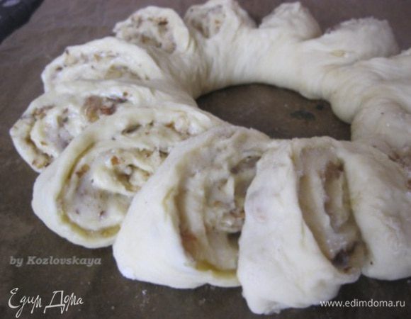 Развернуть каждую часть так, чтобы она лежала немного боком. Поставить на расстойку на 40 минут, в теплое место. выпекать 20-25 минут, при температуре 180 С.