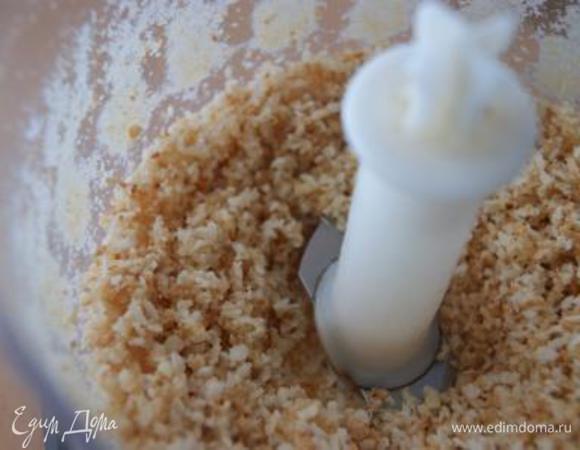 Приготовить крем. Кокосовую стружку прокалить на сковороде до кремового цвета, измельчить в блендере в крошку.