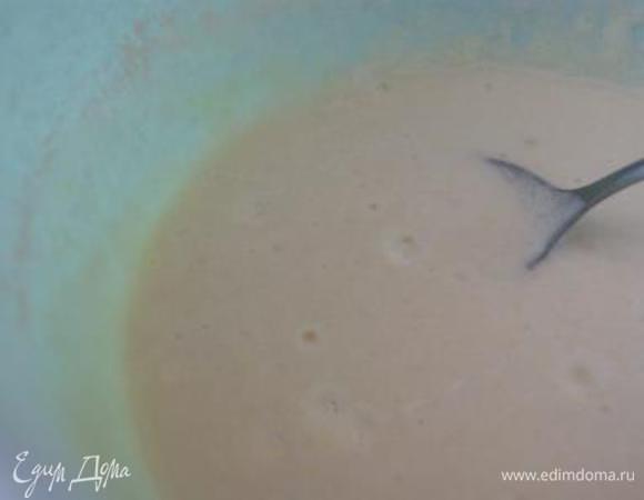 Яйца слегка взбить с сахаром.